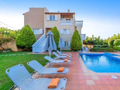 Villa Aretousa 2, 6 BD, 1100m from the sand!