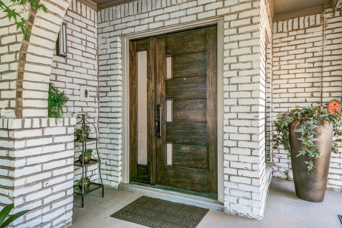 An upscale property in a prestigious neighborhood. gallery image 4