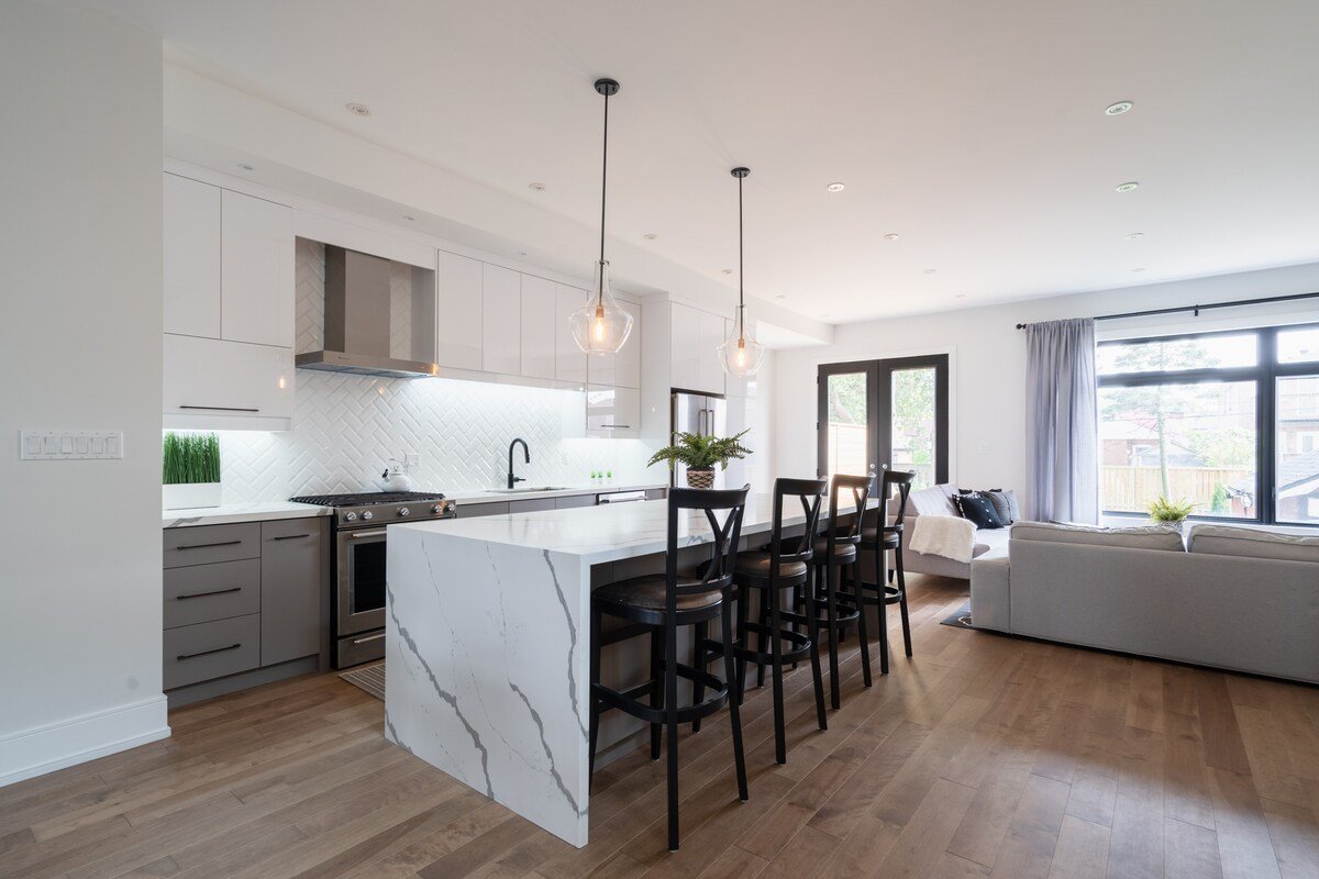 Luxurious 3bedroom house with free parking & wifi! gallery image 3