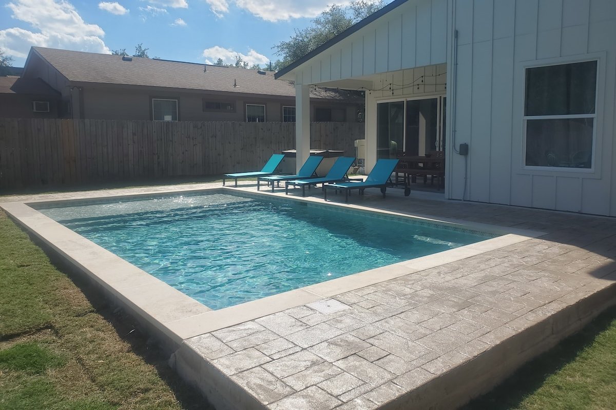 White Dove Pool House- Modern Luxury 4BR Home Near gallery image 4