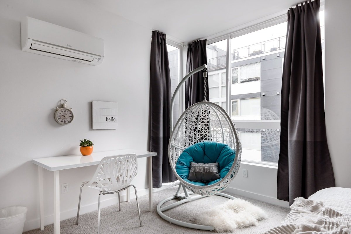 Trendy Seattle 4BR Loft – Rooftop Views & Parking gallery image 5