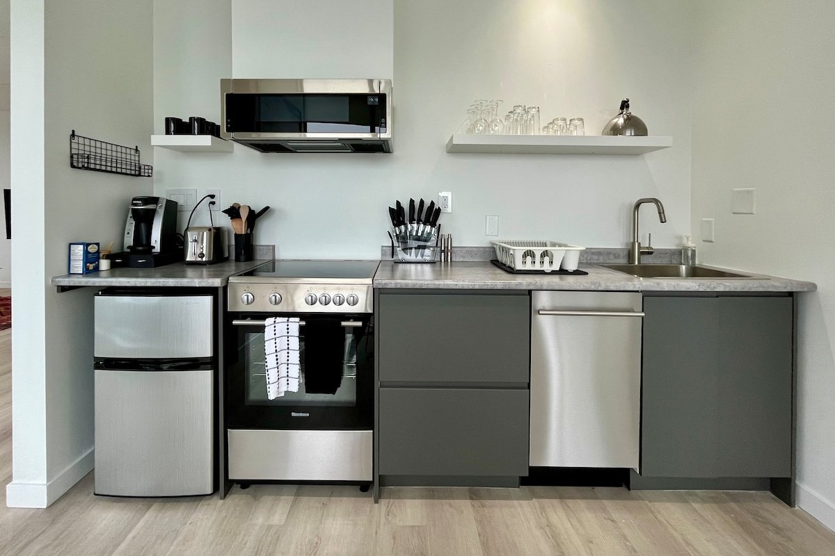 Penthouse Apt w/ Balcony & VIEWS gallery image 2