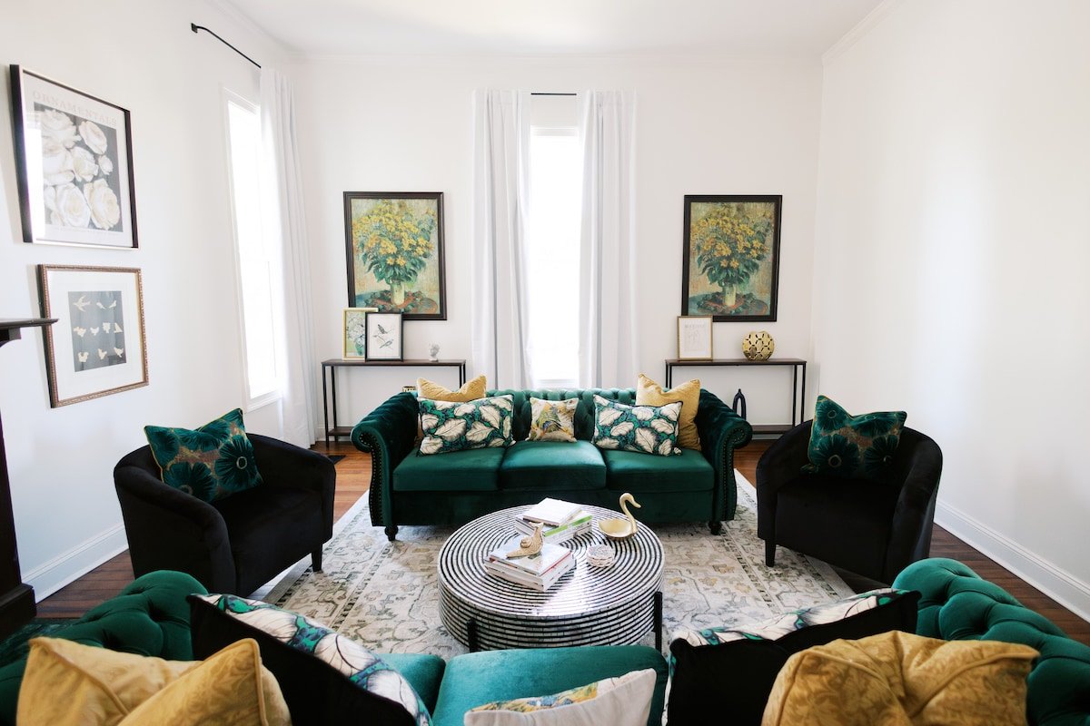 Luxury Vintage Victorian! 10 Beds, 8 min-DT, Pets gallery image 4