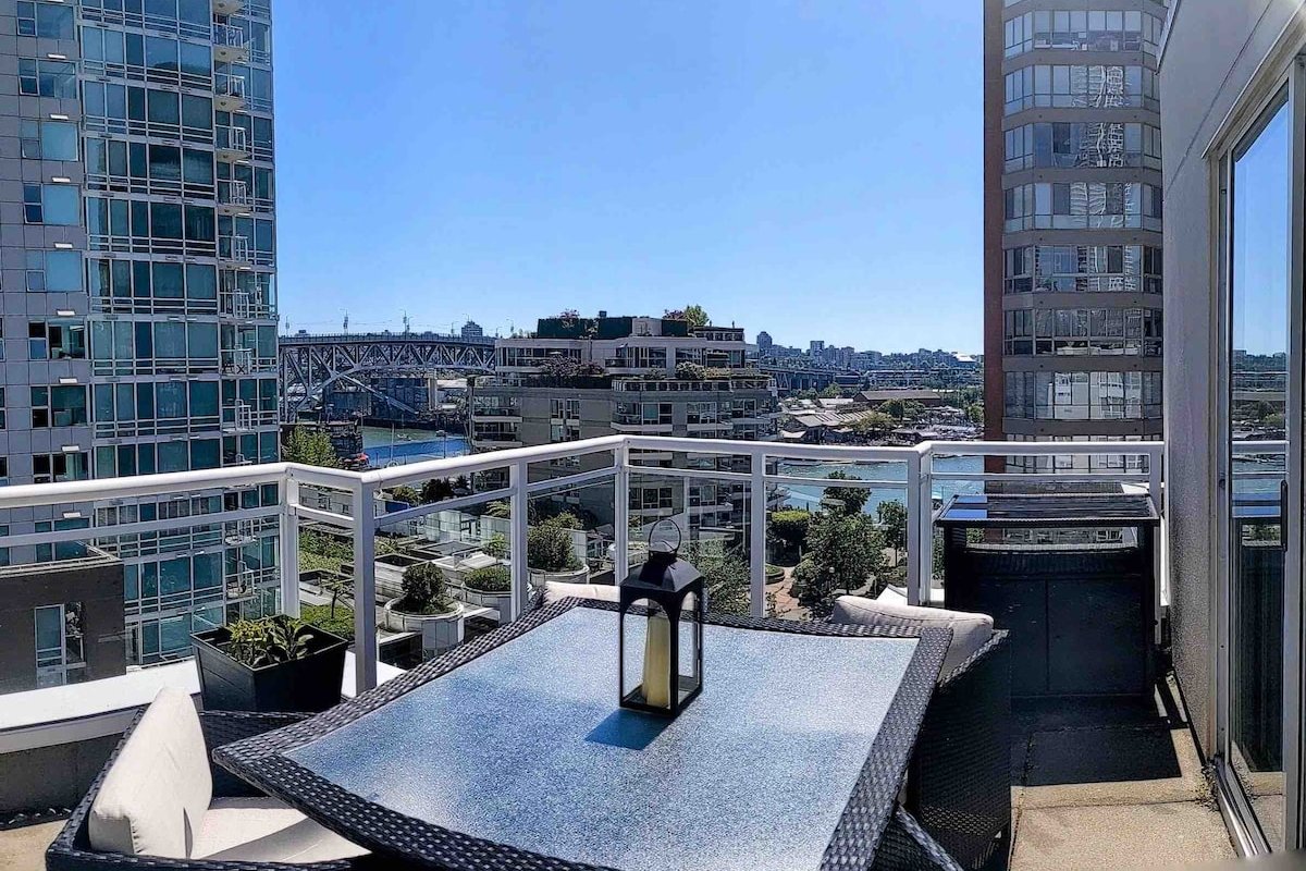 Penthouse w/ 3 Decks on Seawall with Water Views. gallery image 2