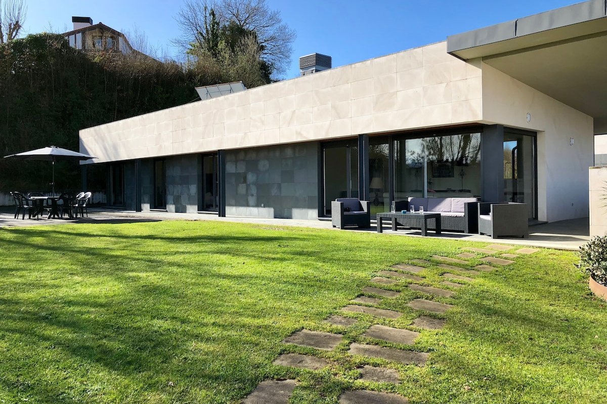 4 BEDROOM VILLA 15MIN FROM CITYCENTER PARKING WIFI gallery image 2