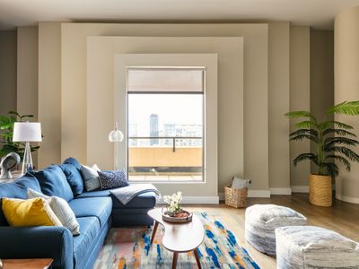 DTown Penthouse 2bd +Parking, Gym, Pvt Patio, Pool