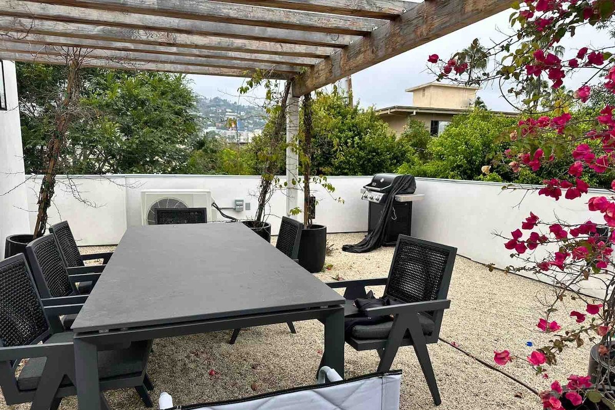 Gorgeous WeHo Townhouse gallery image 4