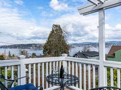 Lake Washington View Home with Hot Tub BBQ Garden