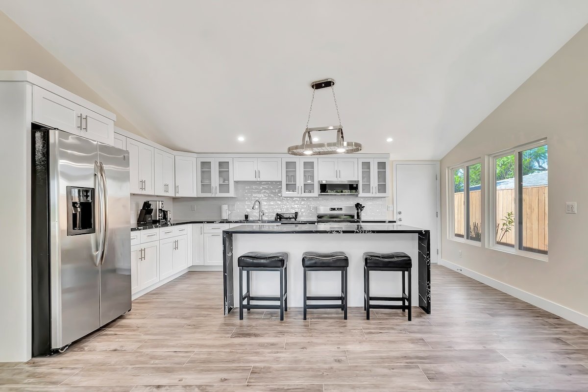 Incredible View, Huge Pool & Basketball! gallery image 4