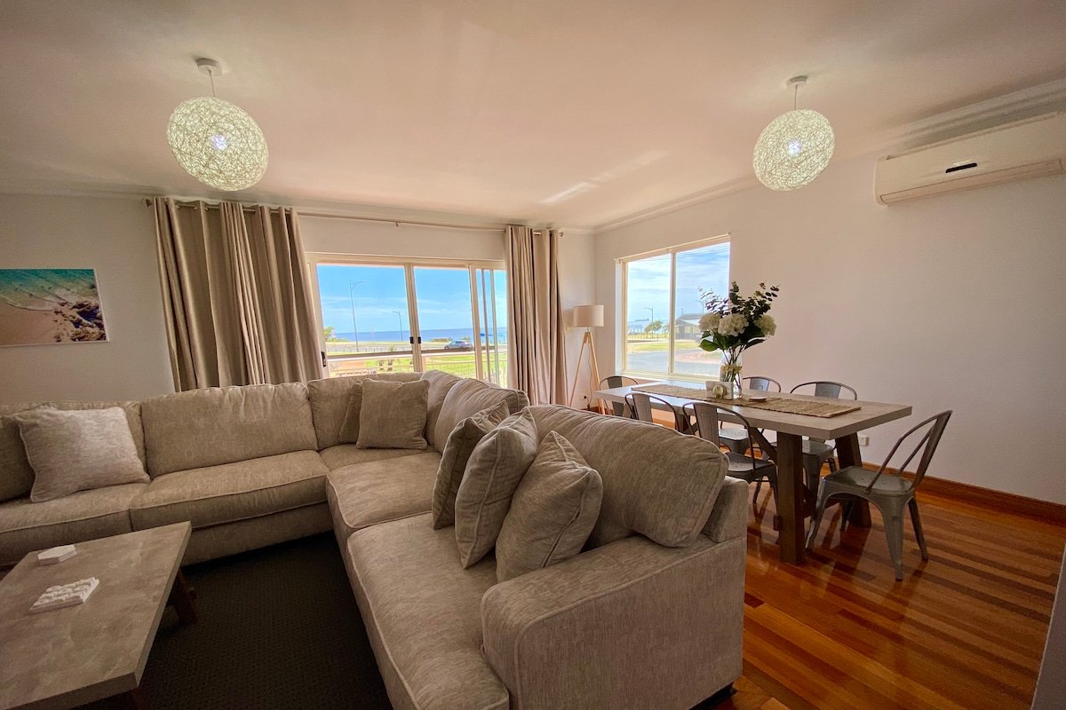 Bunbury beachfront townhouse, 500m to the CBD. gallery image 5