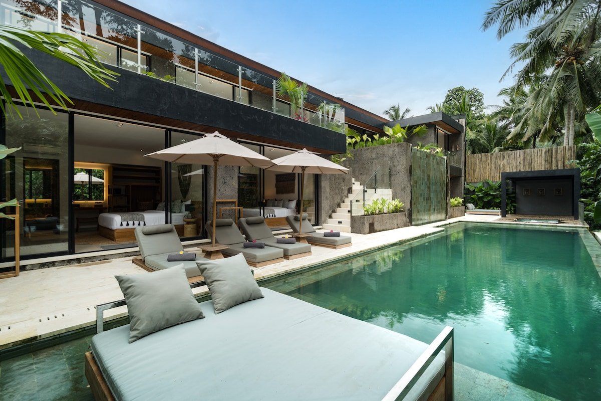 Villa Red Wine : 6 BR Retreat Nearby Ubud Central