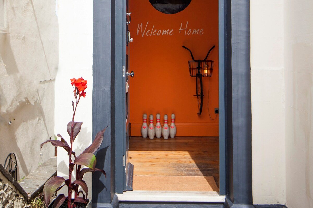 higgihaus 46 2-4 Bed Small Groups Hip gallery image 3