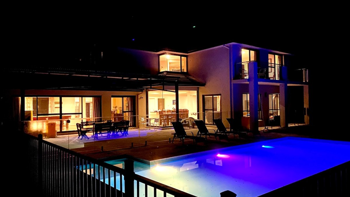 Secluded luxurious escape one hour from the CBD gallery image 4