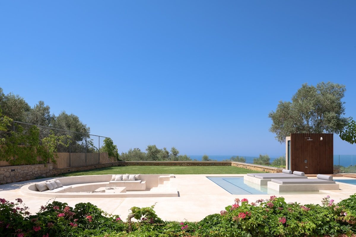 TheTree Villa, with Heated Pool & Spa Whirlpool gallery image 4