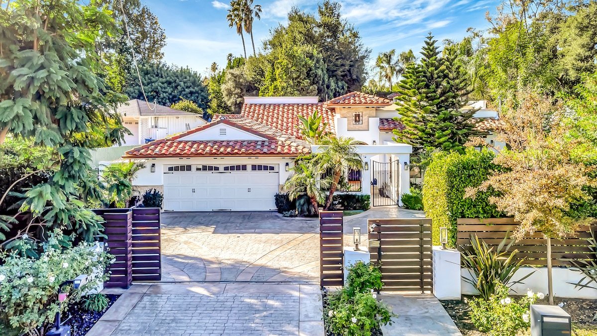 Beautiful Oasis in the heart of Encino w/ an ADU gallery image 2