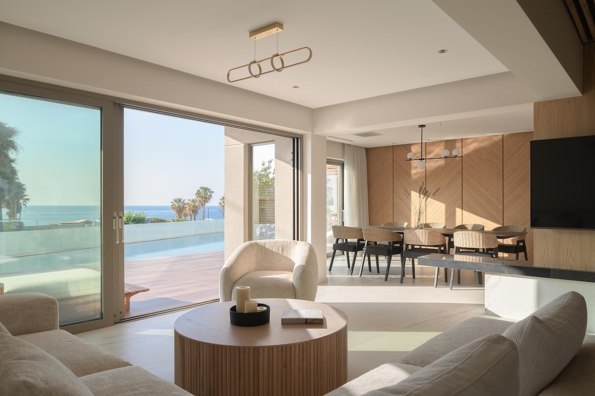 5* Luxury Living Steps from Long Sandy Beach gallery image 3