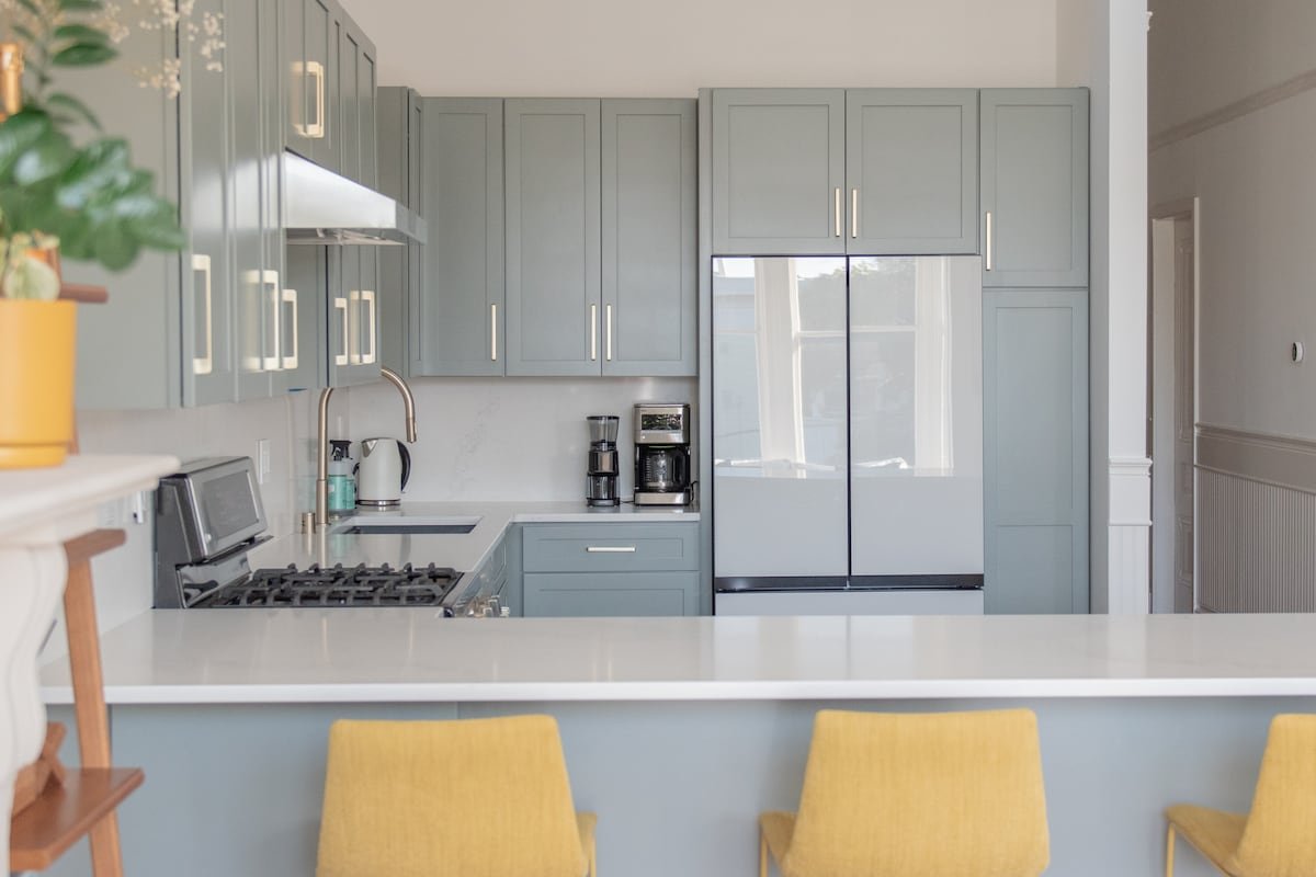 Designer Victorian Apartment w/Garage gallery image 4