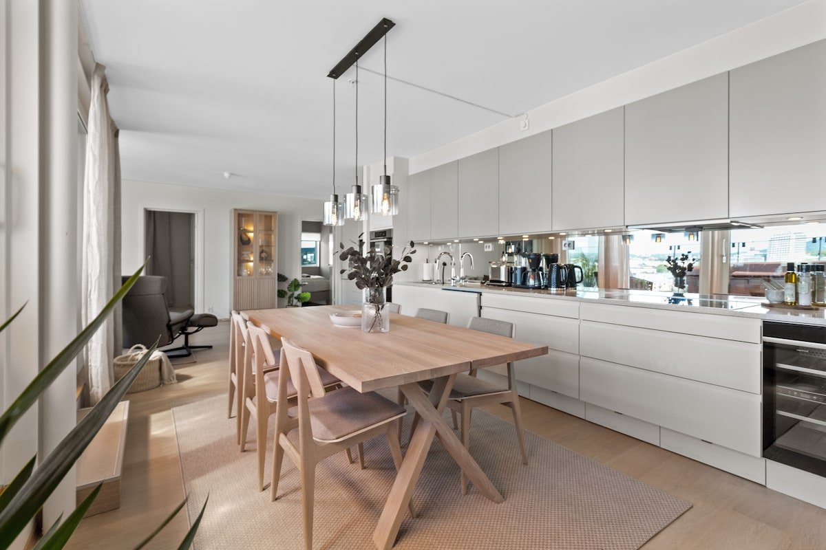 Luxury 3BR Penthouse by Waterfront w/ Sunset Views gallery image 4