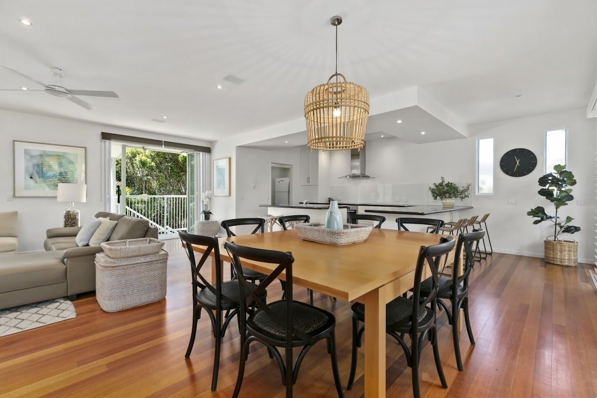 Maher Tce Stately Residence with Beach Side Charm gallery image 3