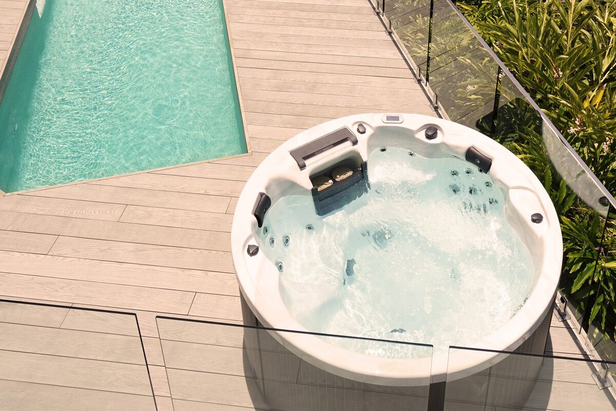 Surfside – 150m to beach w/heated pool gallery image 5