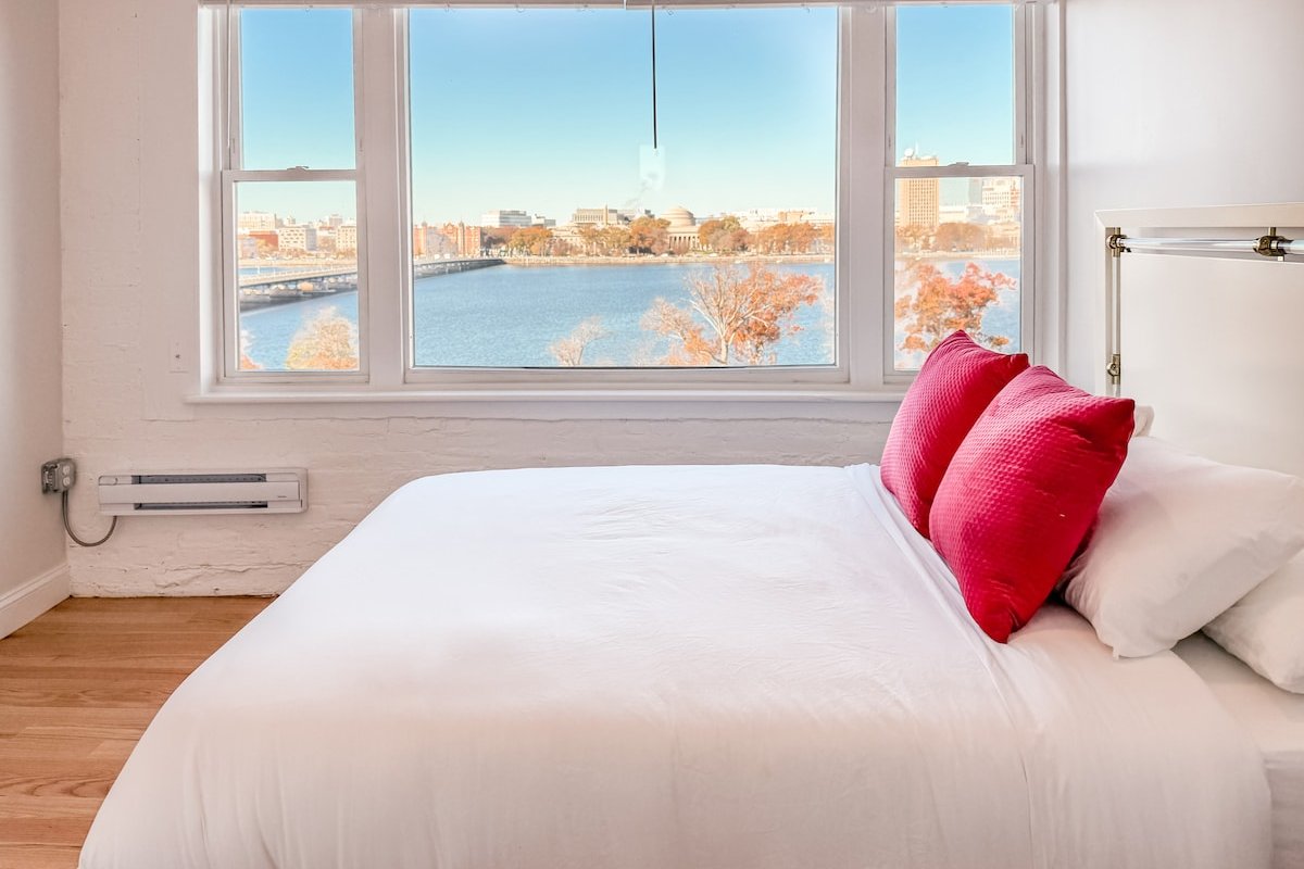 Stunning Penthouse, Private Deck & River Views gallery image 3