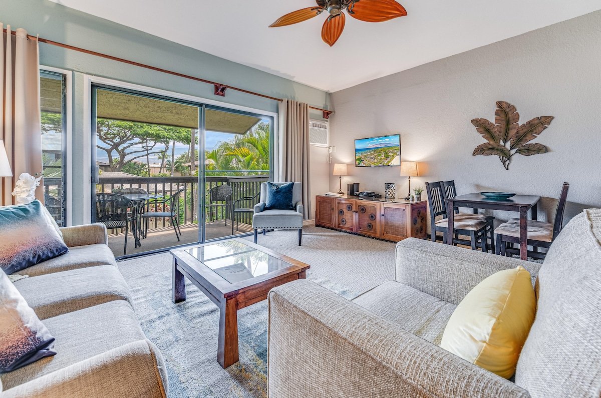 Beautiful Updated Condo, Steps from Beaches/Restau gallery image 2