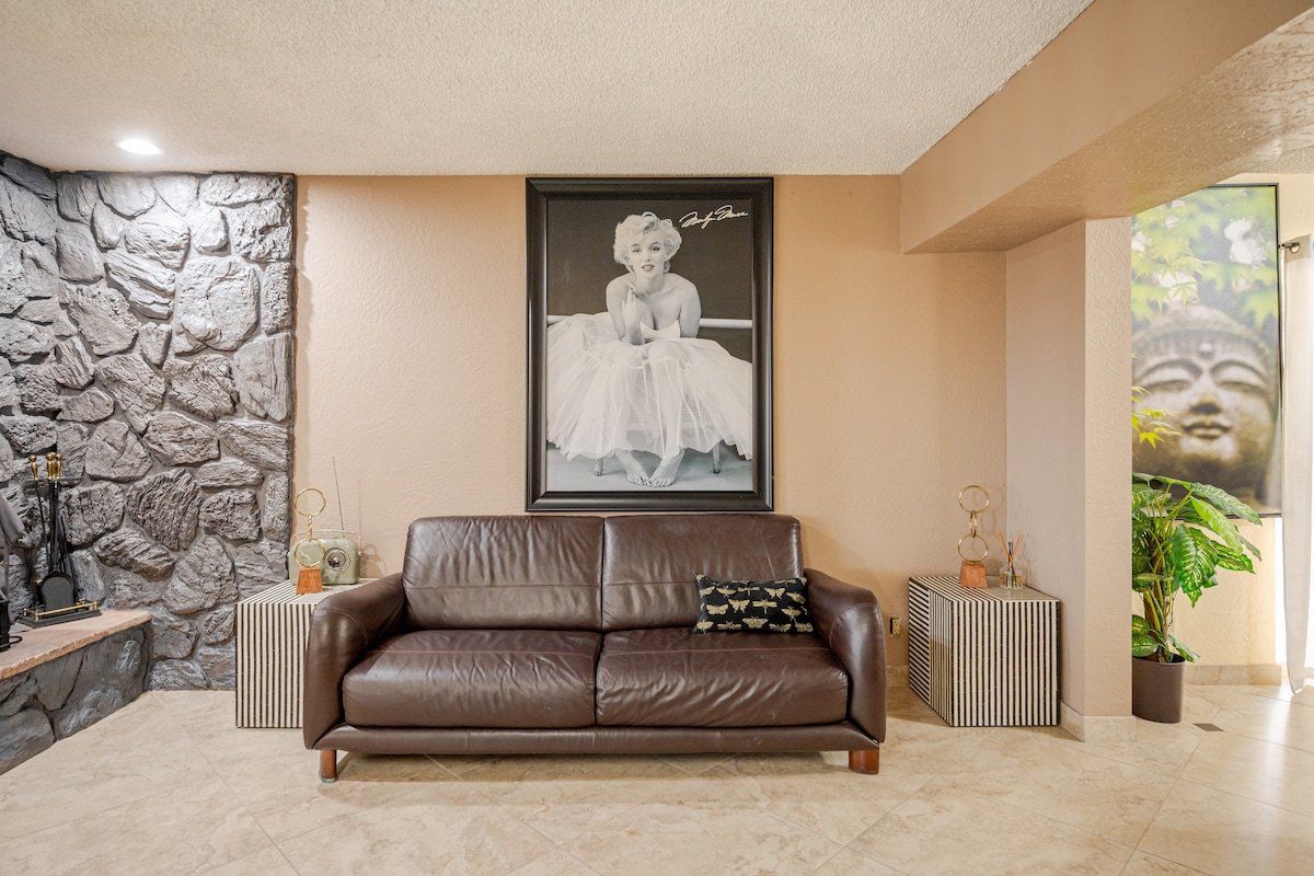 Enjoy Las Vegas Views-6BR/Pool gallery image 3