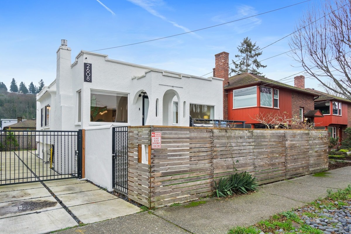 Modern Alki Beachfront Oasis gallery image 2