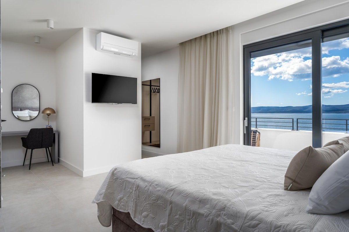 Luxury Beachfront Villa Euphorica for 10 -Pool,Gym gallery image 5