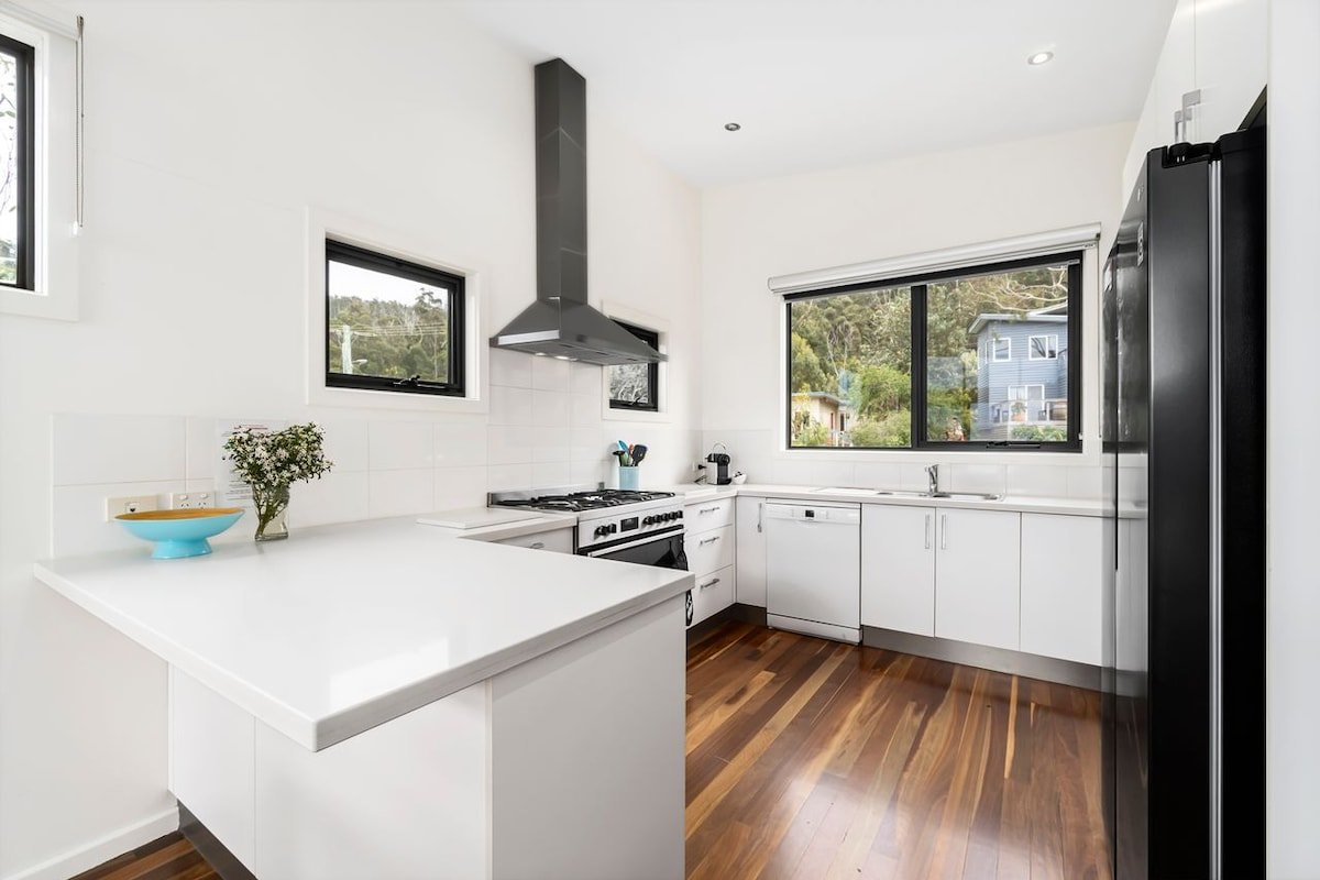 Earth Sea Sky – light filled family home gallery image 4