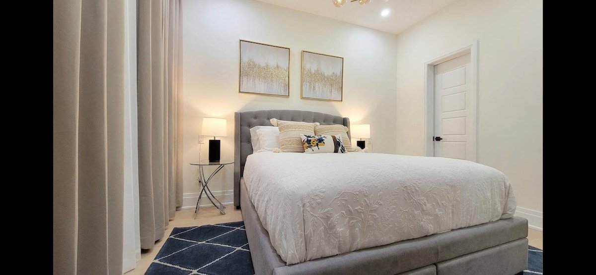 Luxury 4 BR/4 BA/Queen W/Sleeps 12/2 Free Parking gallery image 2