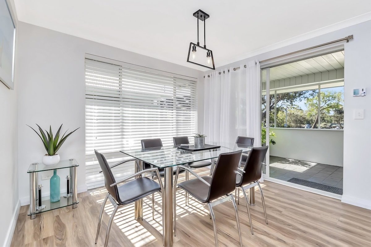 Absolute riverfront modern home, private jetty. gallery image 5