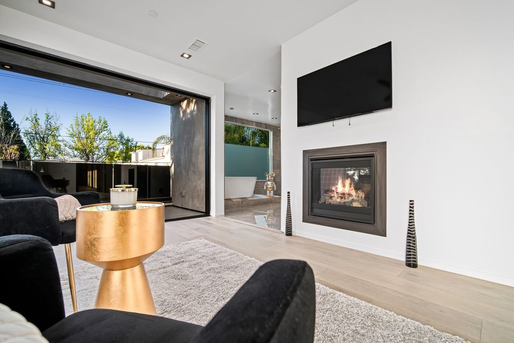 Lux Mansion near Universal Studios gallery image 4