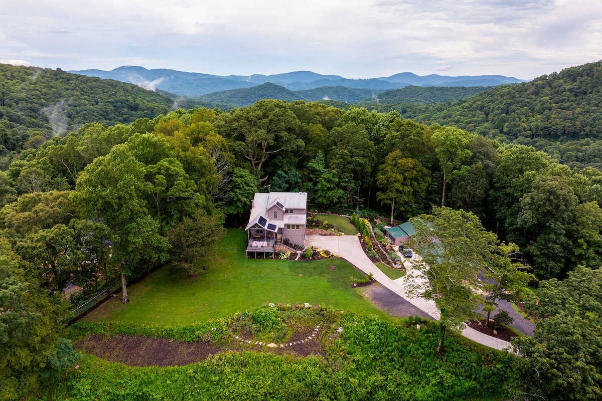 Asheville Home 15m from Downtown w Hot Tub & Sauna gallery image 5