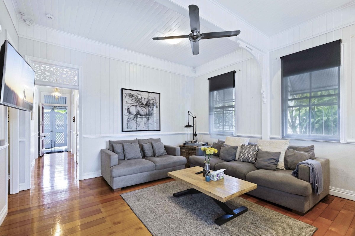 Family Friendly 15mins to City, Pool gallery image 5