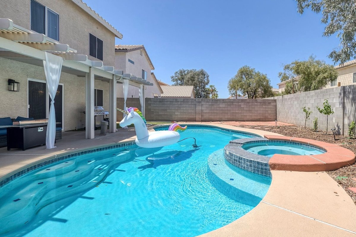 Modern home in Vegas *Strip*Heated Pool n Jacuzzi* gallery image 2