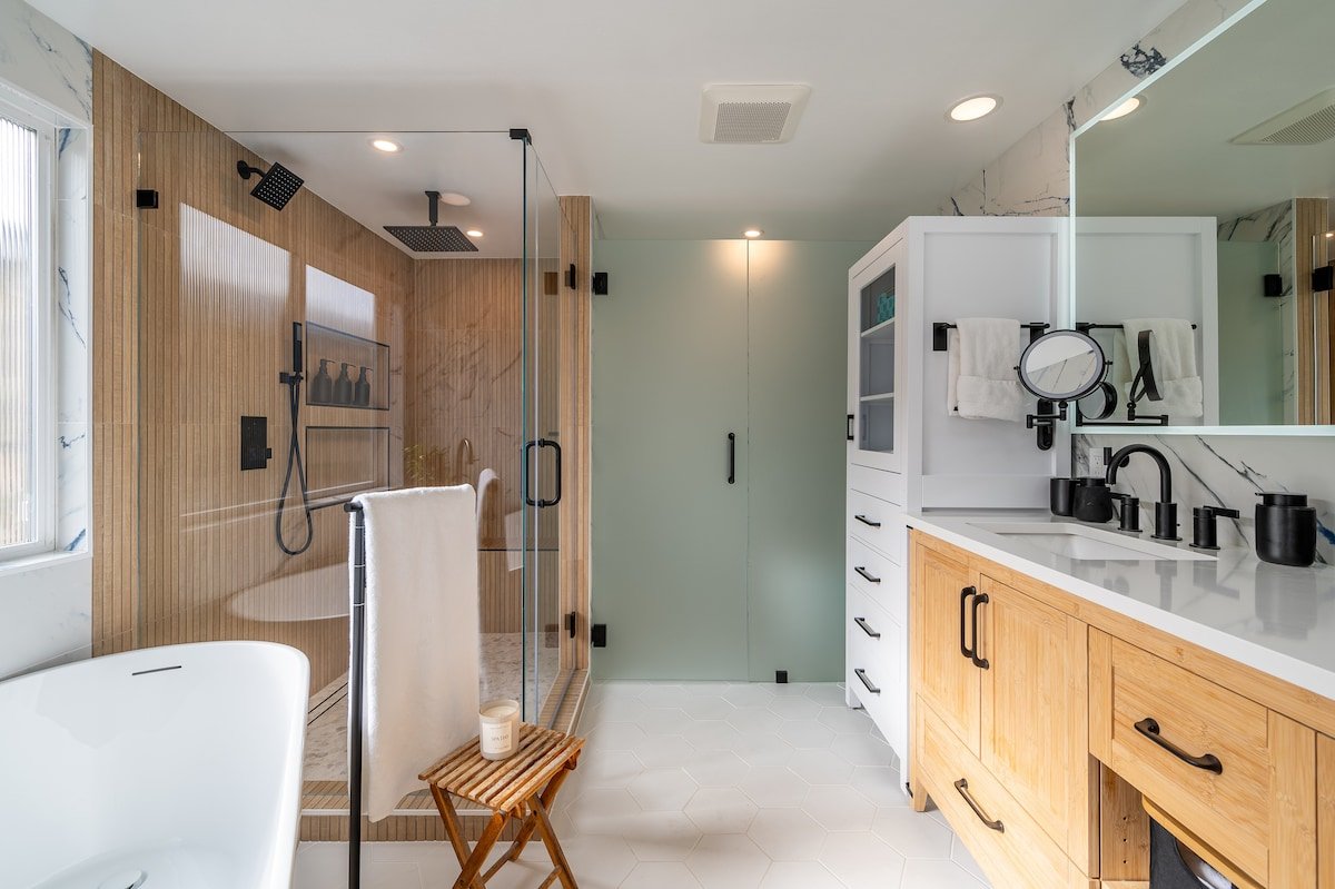 Phenomenal King, A/C, Rooftop Deck, Walk to Beach gallery image 4