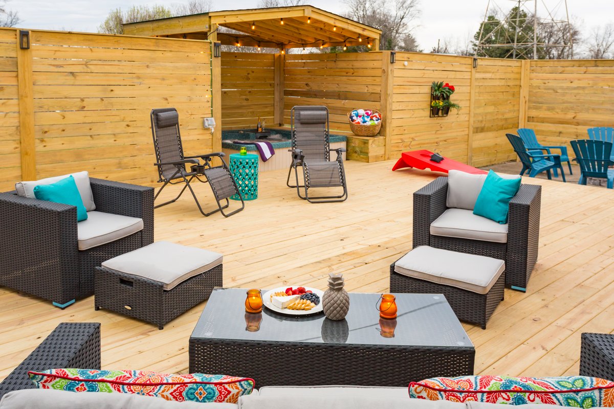 Cozy Courtyard, 4BD/2.5BA, 4 miles to DT- Hot Tub!