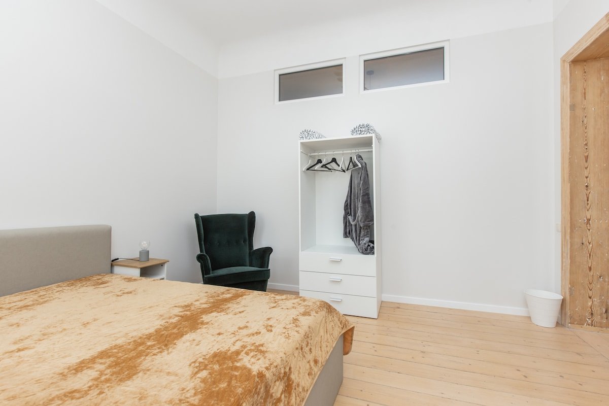 5 bedrooms 2 Apartments different floors gallery image 5