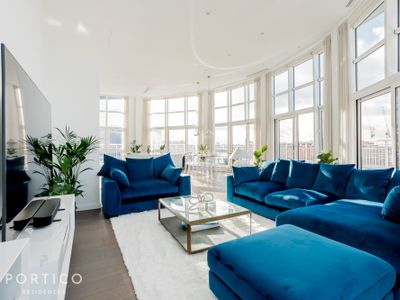 Stunning Penthouse with River Views in Battersea