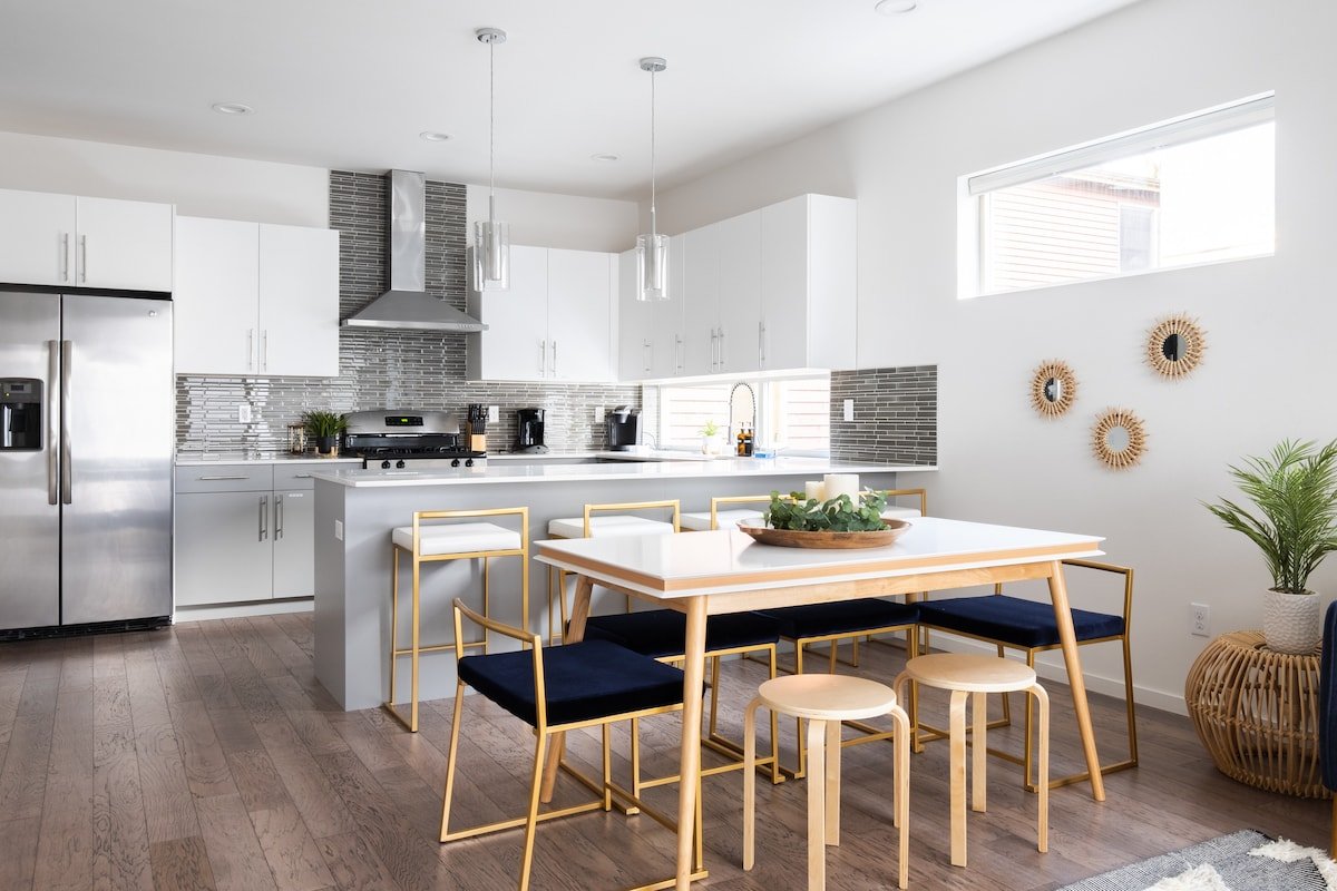 Luxe 4BR Townhouse | Rooftop Deck & Walkable gallery image 4