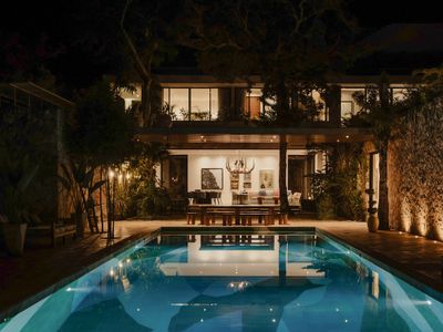 As Seen on Netflix: Tennis, 75ft Pool, Gym, Staff