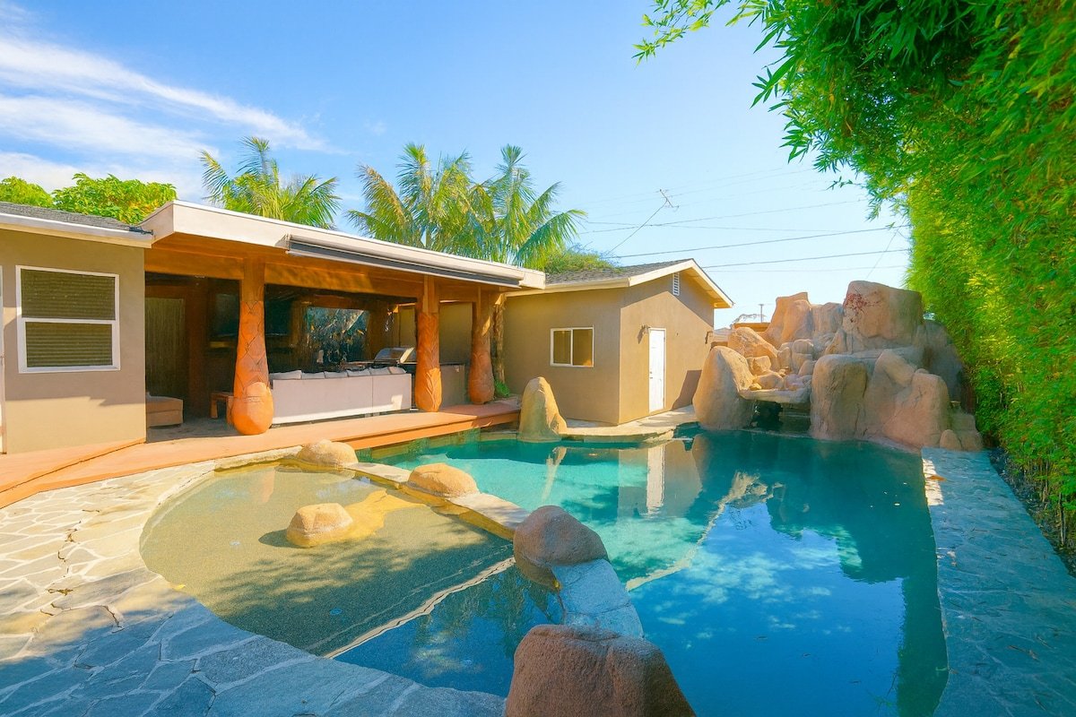 Tropical Vibes Near Beach! Jacuzzi Cave, 8 Beds! gallery image 2