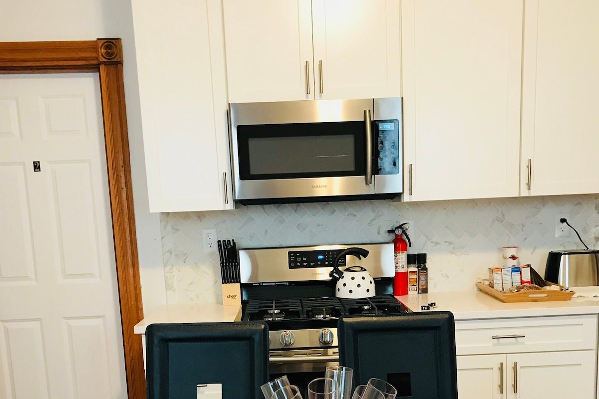 Triple Decker Guesthouse for up to 24 guests! gallery image 4