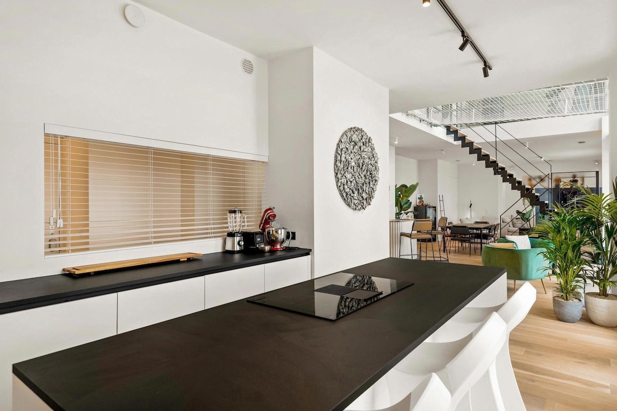 Spacious Sky Loft Penthouse with Epic Views gallery image 5