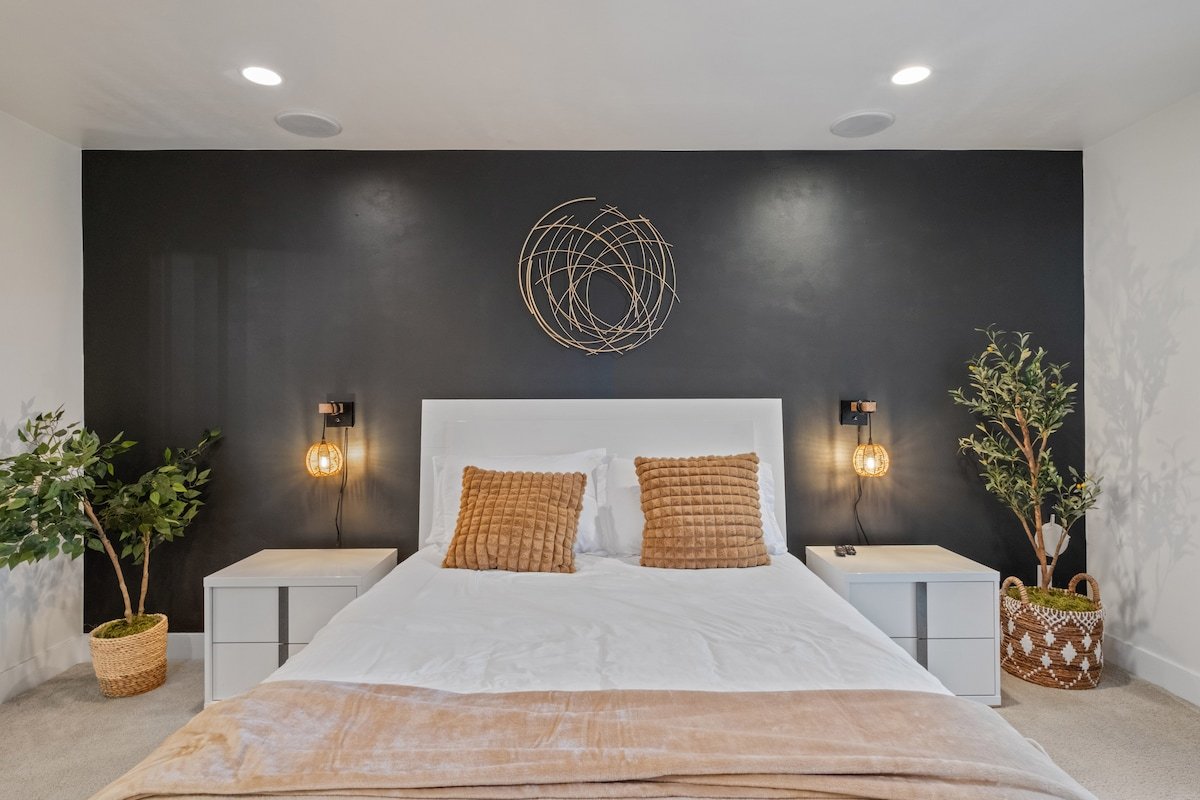 Spacious Seward Park Home for 8! gallery image 3