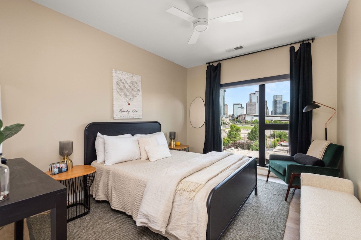 Music City BeeHyve | Balcony, Pool, Gym gallery image 4