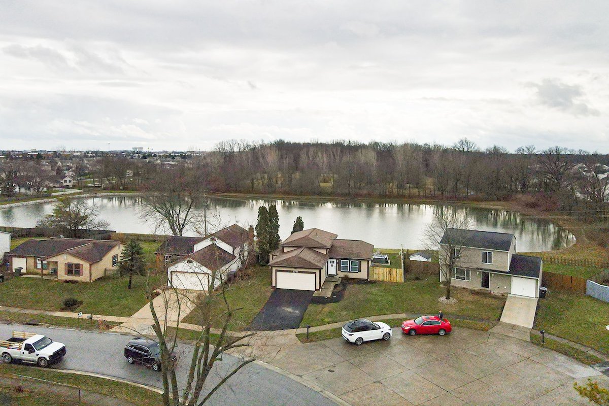 Pondside Retreat 4BR w/ Hot Tub & Pool Table & BBQ gallery image 3