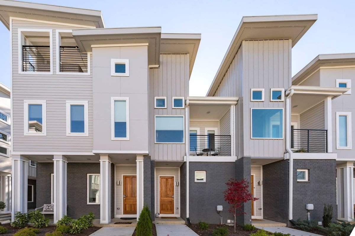 NashNash – 2 Units. 4BR. 5BA. Rooftop/Balconies! gallery image 2