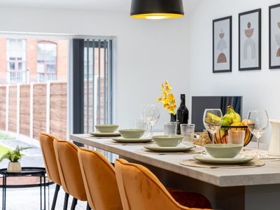 Spacious & Modern | King Beds | Garden | Parking